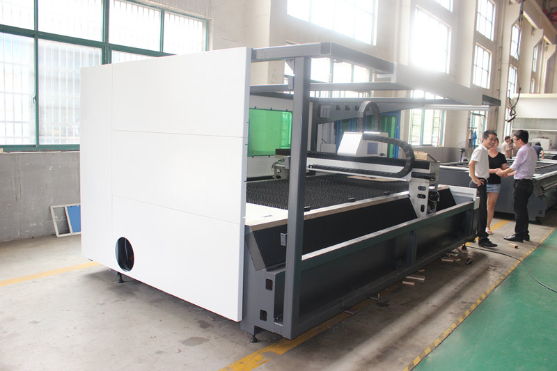 Ang IPG 700w Sheet Metal Laser Cutting Machine China nga pabrika