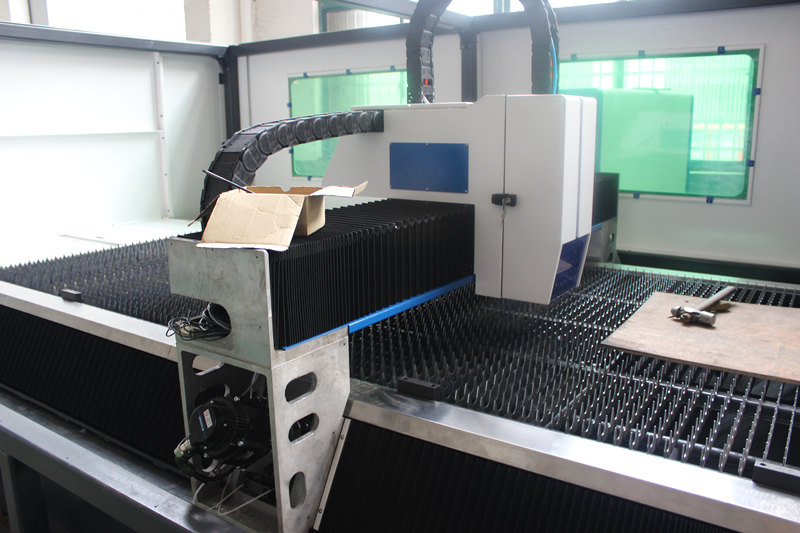 Ang IPG 700w Sheet Metal Laser Cutting Machine China nga pabrika